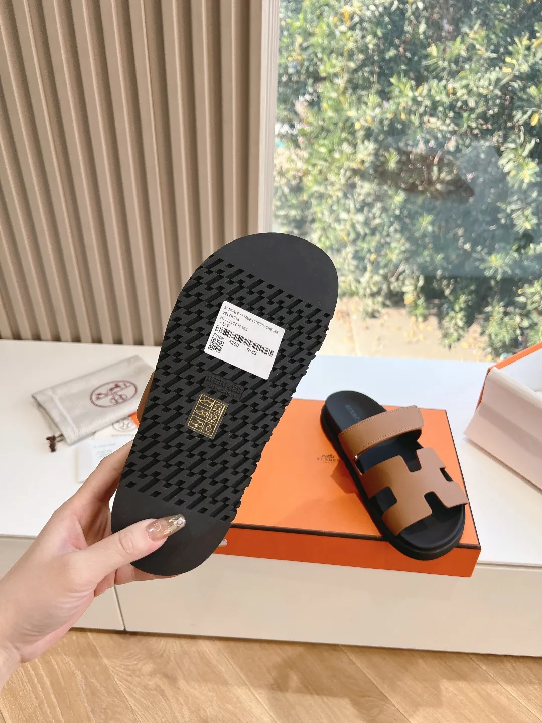 👟👟Ex-factory price 440👟👟 (Top version) H family 2024 spring and summer new style HERMES Hermes' recently popular couple's shoes, pig nose angle sandals and slippers, paired with various colorful socks, very trendy. Upper lining: imported original leather. Outsole: non-slip and wear-resistant outsole. Size: female 35-42 (40/42 non-returnable and non-exchangeable) Men’s size: 39-45 (45 is non-refundable and non-exchangeable)